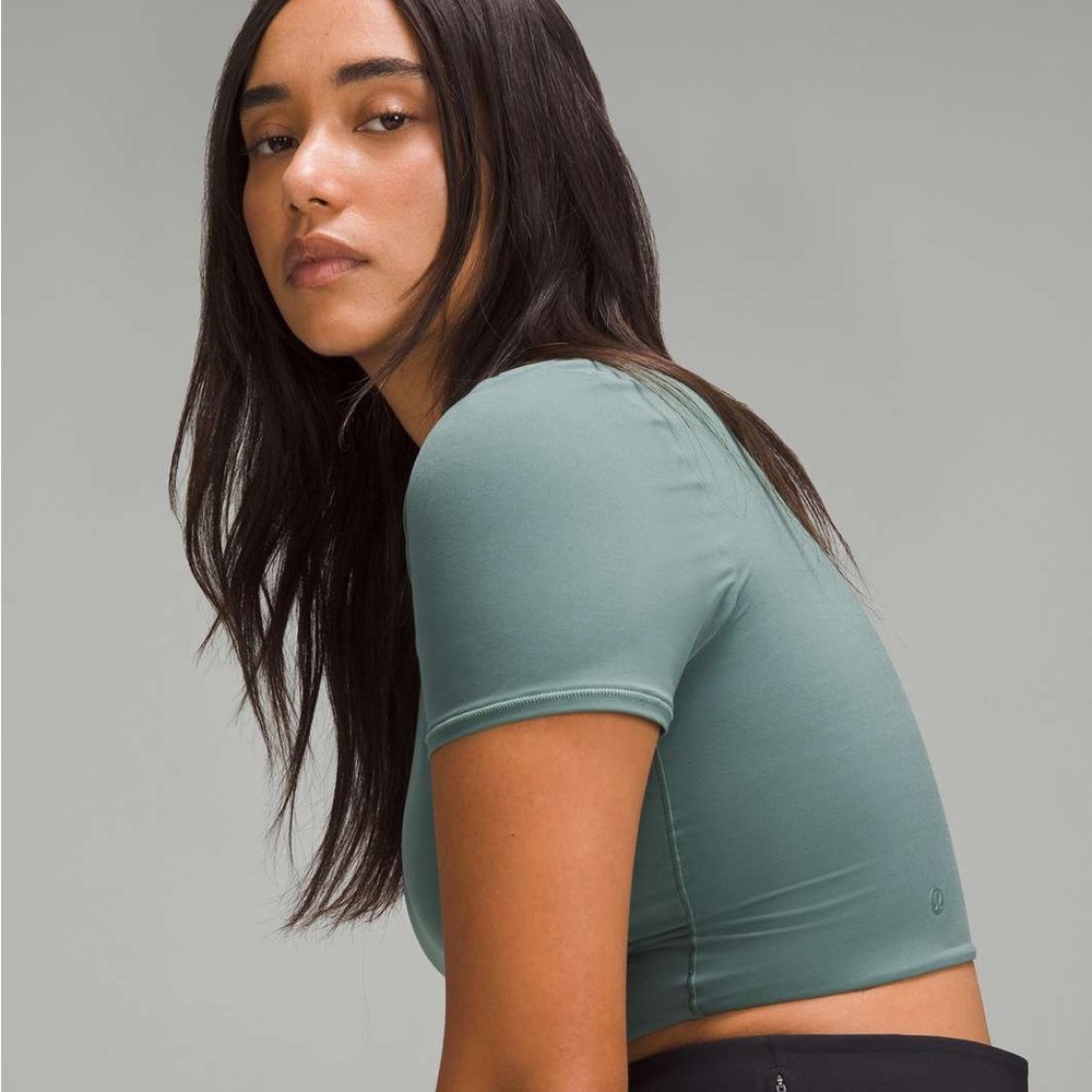 Lululemon Crewneck Cropped Nulu Fabric Short Sleeve Tee in Medium Forest size L